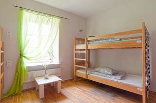 Хостелы Pogo Hostel Вильнюс Кровать в общем 6-местном номере для мужчин и женщин с общей ванной комнатой-2