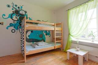 Хостелы Pogo Hostel Вильнюс Кровать в общем 6-местном номере для мужчин и женщин с общей ванной комнатой-3