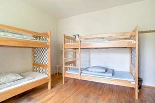 Хостелы Pogo Hostel Вильнюс Кровать в общем 6-местном номере для мужчин и женщин с общей ванной комнатой-4
