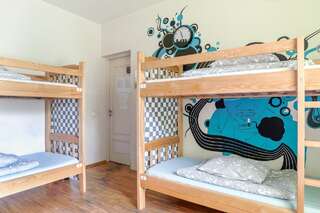 Хостелы Pogo Hostel Вильнюс Кровать в общем 6-местном номере для мужчин и женщин с общей ванной комнатой-5