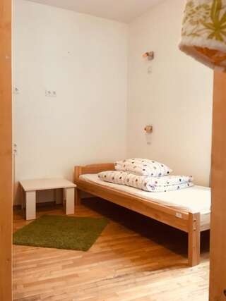 Хостелы Pogo Hostel Вильнюс Кровать в общем 6-местном номере для мужчин и женщин-6