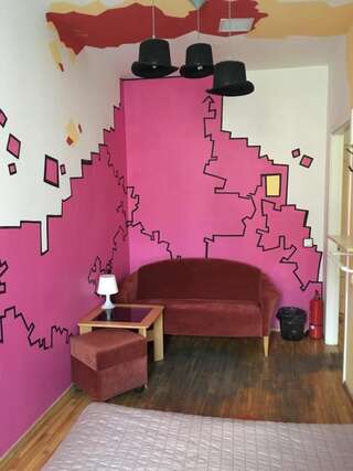 Хостелы Pogo Hostel Вильнюс Двухместный номер с 1 кроватью и общей ванной комнатой-5