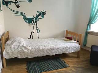 Хостелы Pogo Hostel Вильнюс Двухместный номер с 2 отдельными кроватями и общей ванной комнатой-2
