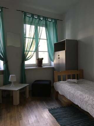 Хостелы Pogo Hostel Вильнюс Двухместный номер с 2 отдельными кроватями и общей ванной комнатой-3