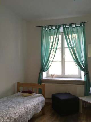 Хостелы Pogo Hostel Вильнюс Двухместный номер с 2 отдельными кроватями и общей ванной комнатой-4