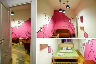 Хостелы Pogo Hostel Вильнюс Двухместный номер с 1 кроватью и общей ванной комнатой-6