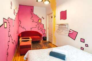 Хостелы Pogo Hostel Вильнюс Двухместный номер с 1 кроватью и общей ванной комнатой-9