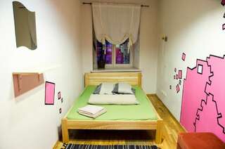 Хостелы Pogo Hostel Вильнюс Двухместный номер с 1 кроватью и общей ванной комнатой-12