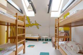 Хостелы Pogo Hostel Вильнюс Кровать в общем 6-местном номере для мужчин и женщин-1